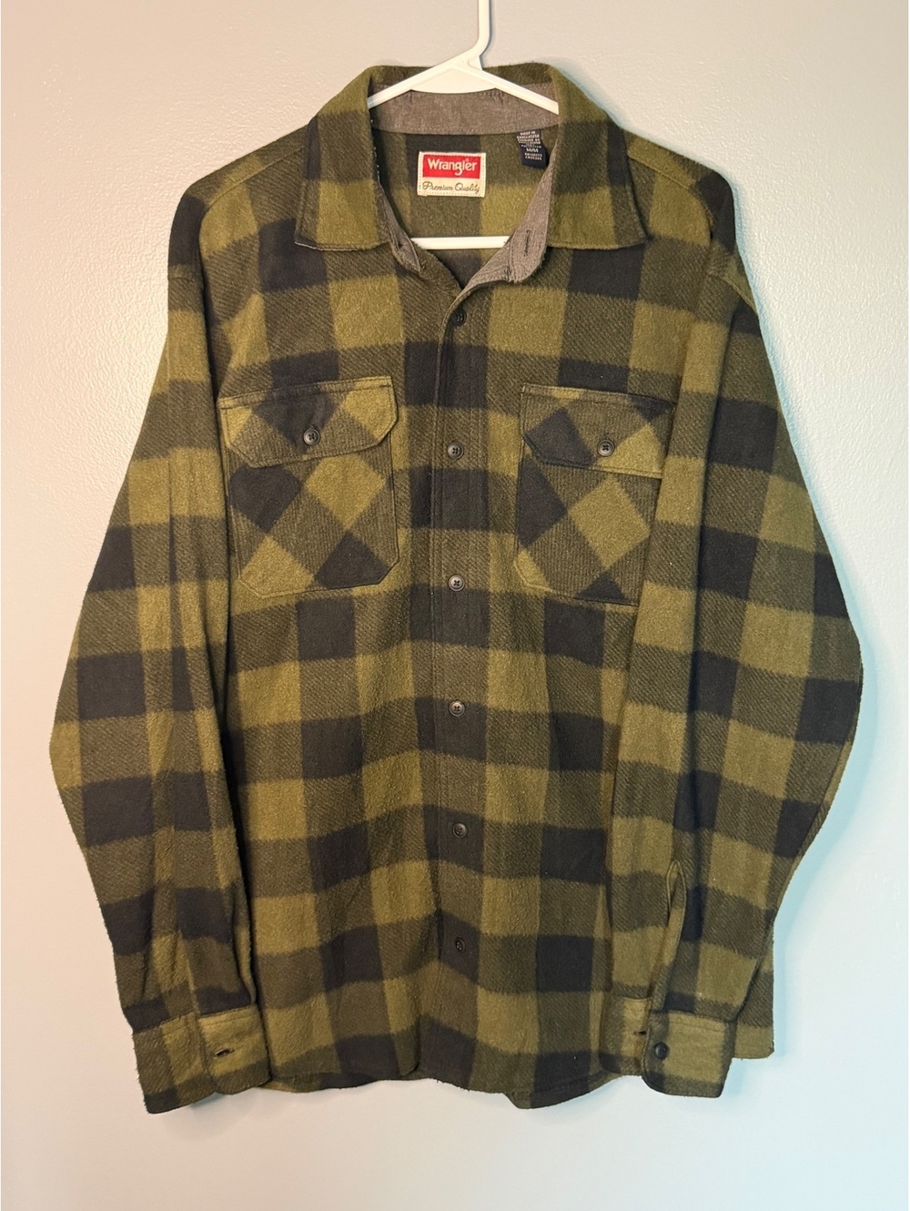 Wrangler Men's Medium Green and Black Plaid Button-Up Shirt